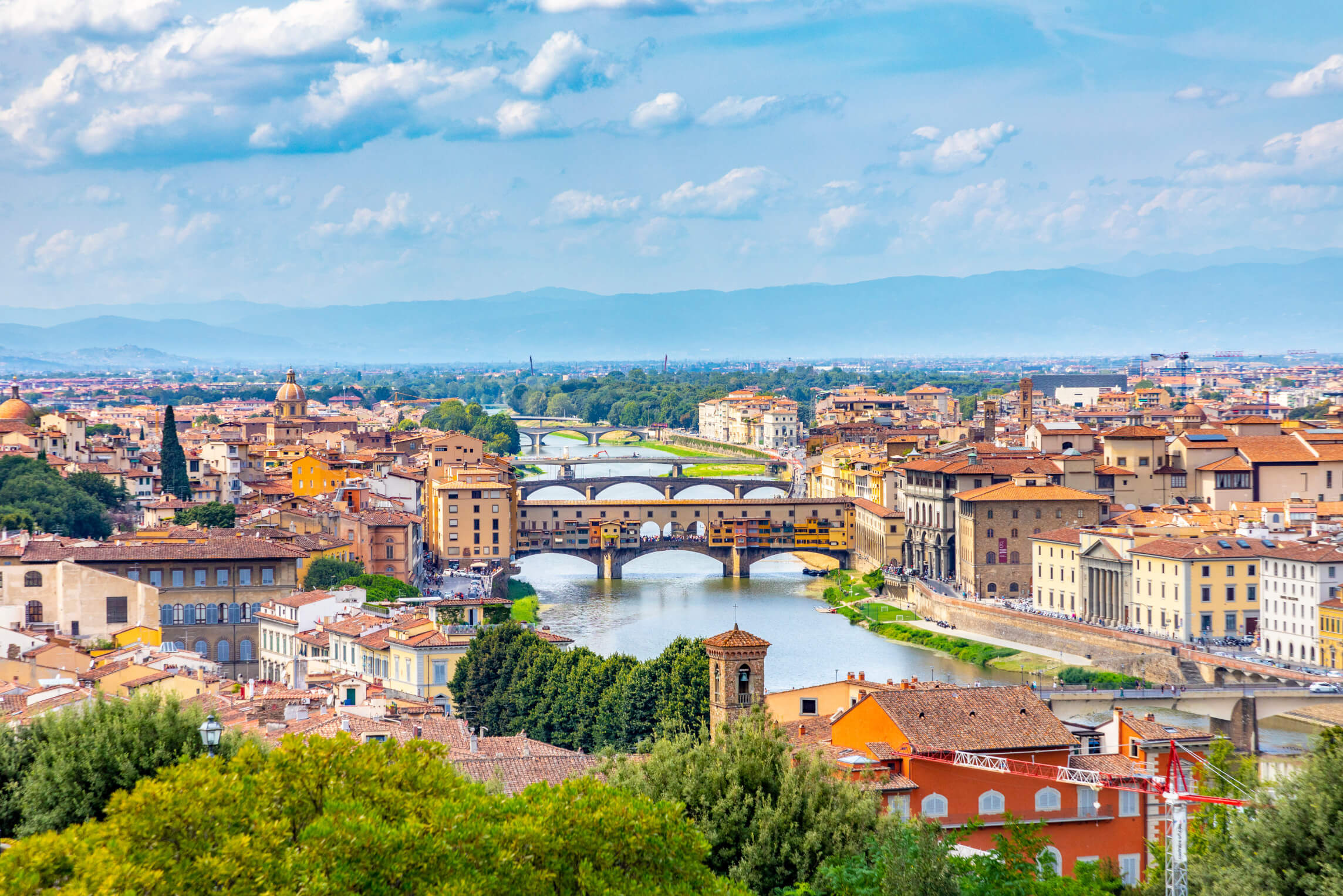 Eine schöne panoramische Aussicht auf Florenz mit dem bekannten Ponte Vecchio über dem Fluss Arno.