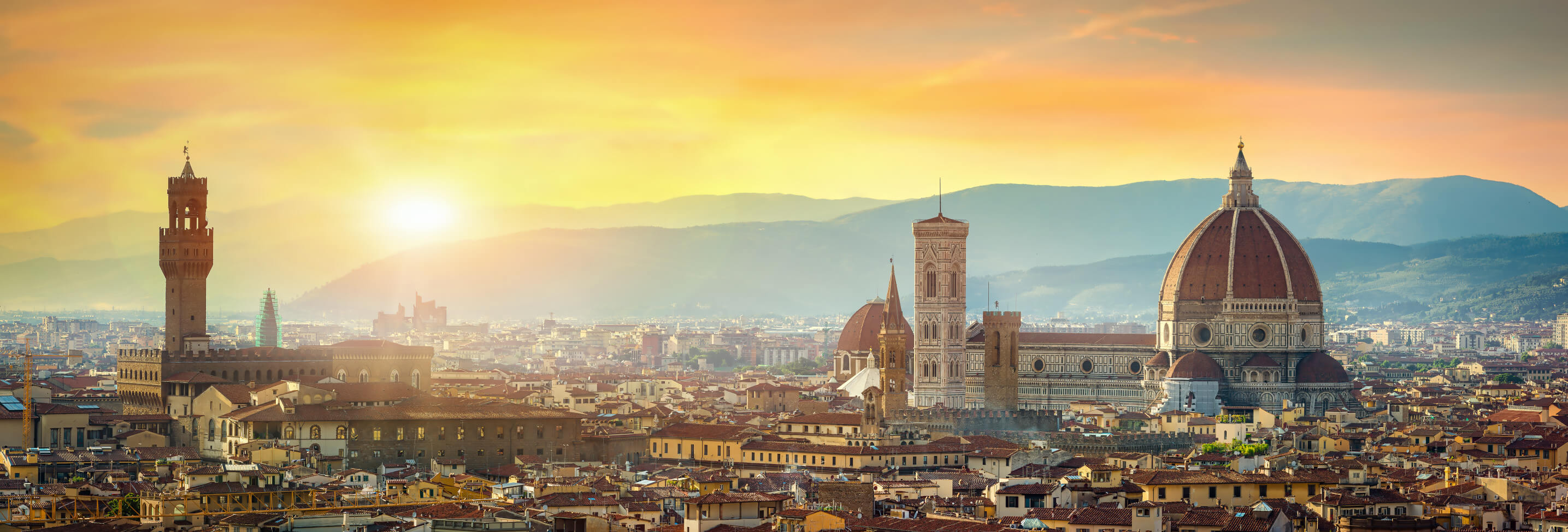 Florenz bei Sonnenuntergang: beeindruckende Architektur und Hügel im Hintergrund. Einmalige Aussicht auf die Stadt.