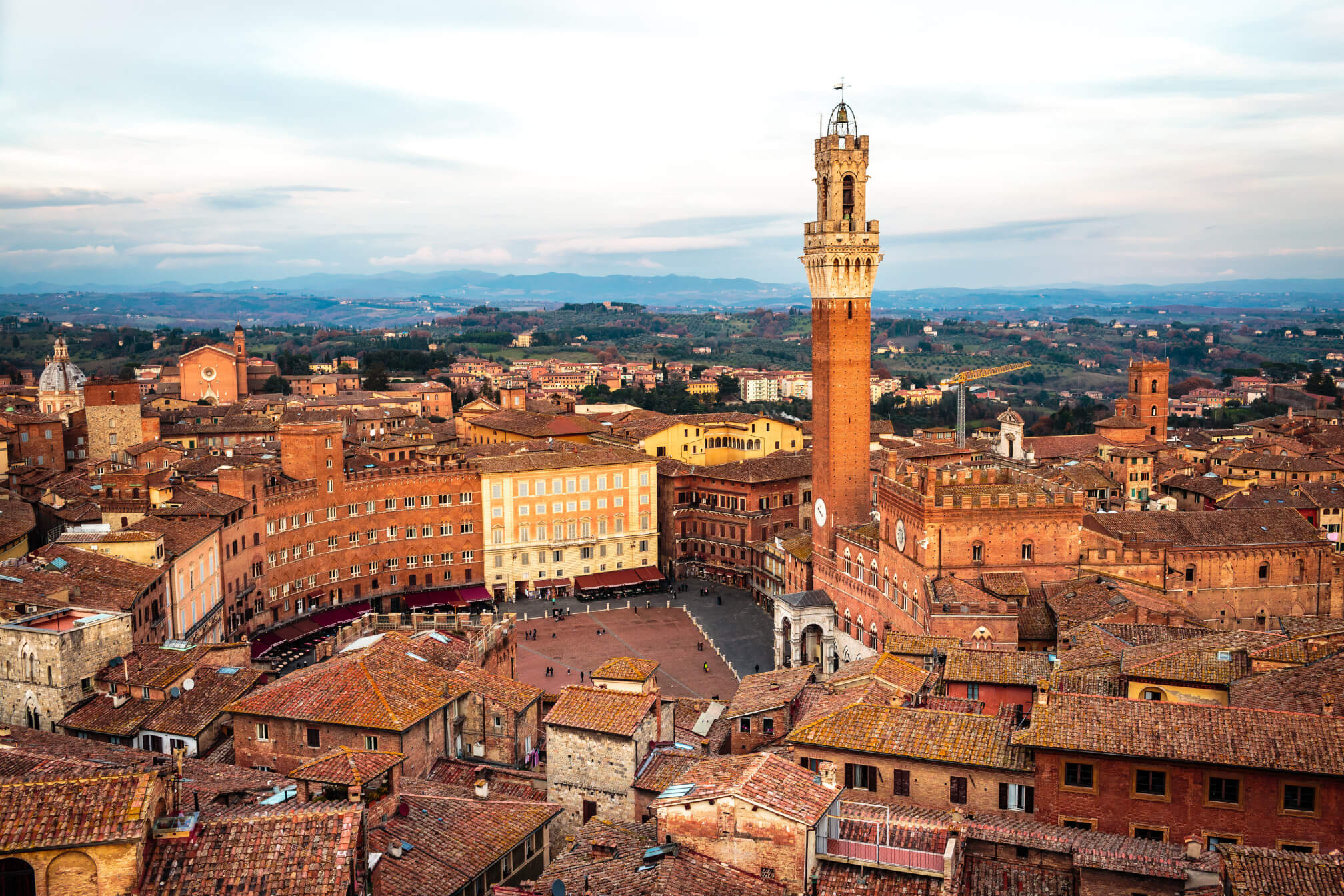 Panorama von Siena mit historischen Gebäuden, einer großen Piazza und dem markanten Torre del Mangia.