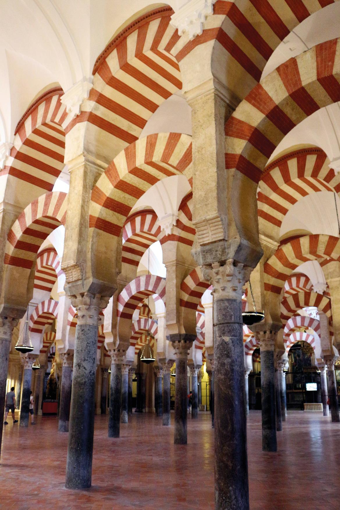 Die beeindruckenden Bögen und Säulen im Innenraum zeigen die maurische Architektur in voller Pracht.