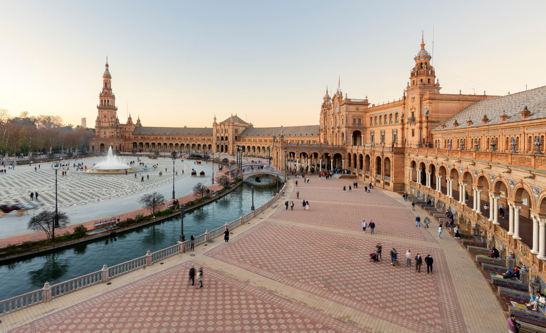 Der Plaza de España in Sevilla, umgeben von beeindruckender Architektur und lebhaften Menschen.