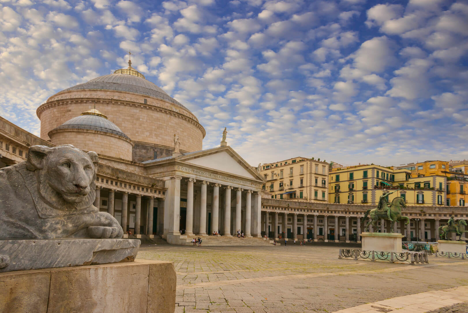 Eine herrliche Sicht auf die Architektur und Statuen der Piazza del Plebiscito in Neapel unter einem traumhaften Himmel.