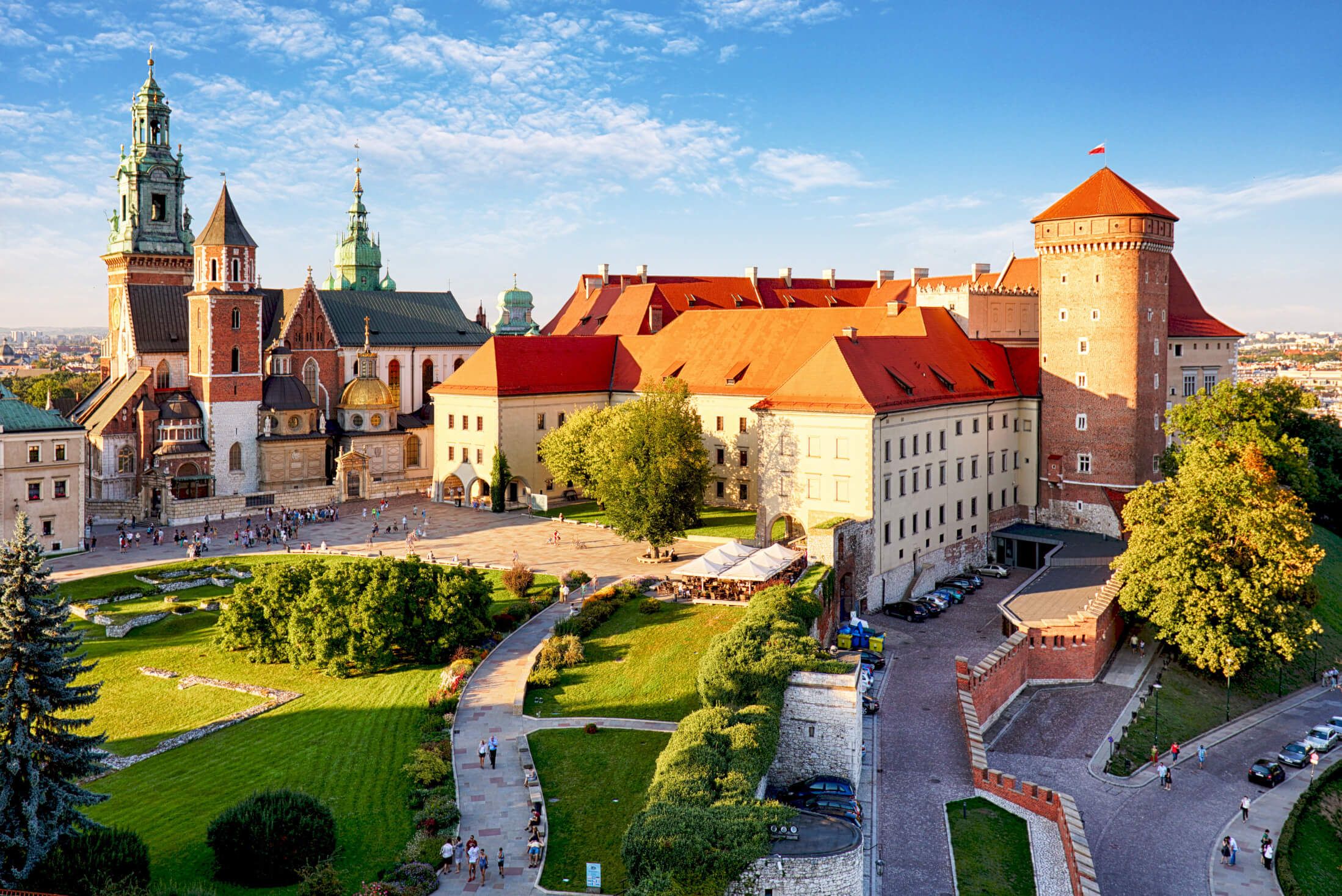 Die Wawelburg in Krakau bietet beeindruckende Architektur und schöne Gärten unter blauem Himmel.