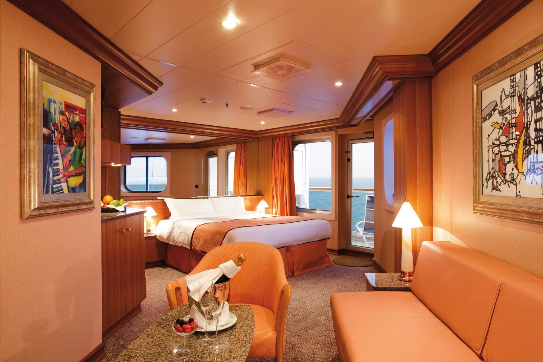 Elegantes Kabine mit Meerblick, luxuriösem Bett und Kunstwerken, ideal für entspannte Urlaube.