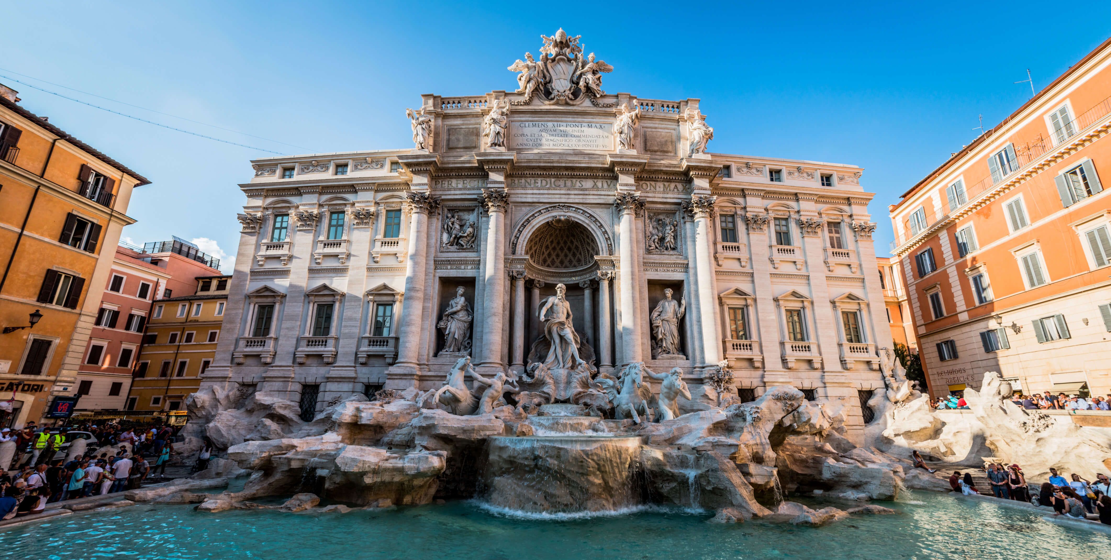 Der Trevi-Brunnen in Rom: prächtige Skulpturen umgeben von klarem Wasser und historischen Gebäuden.