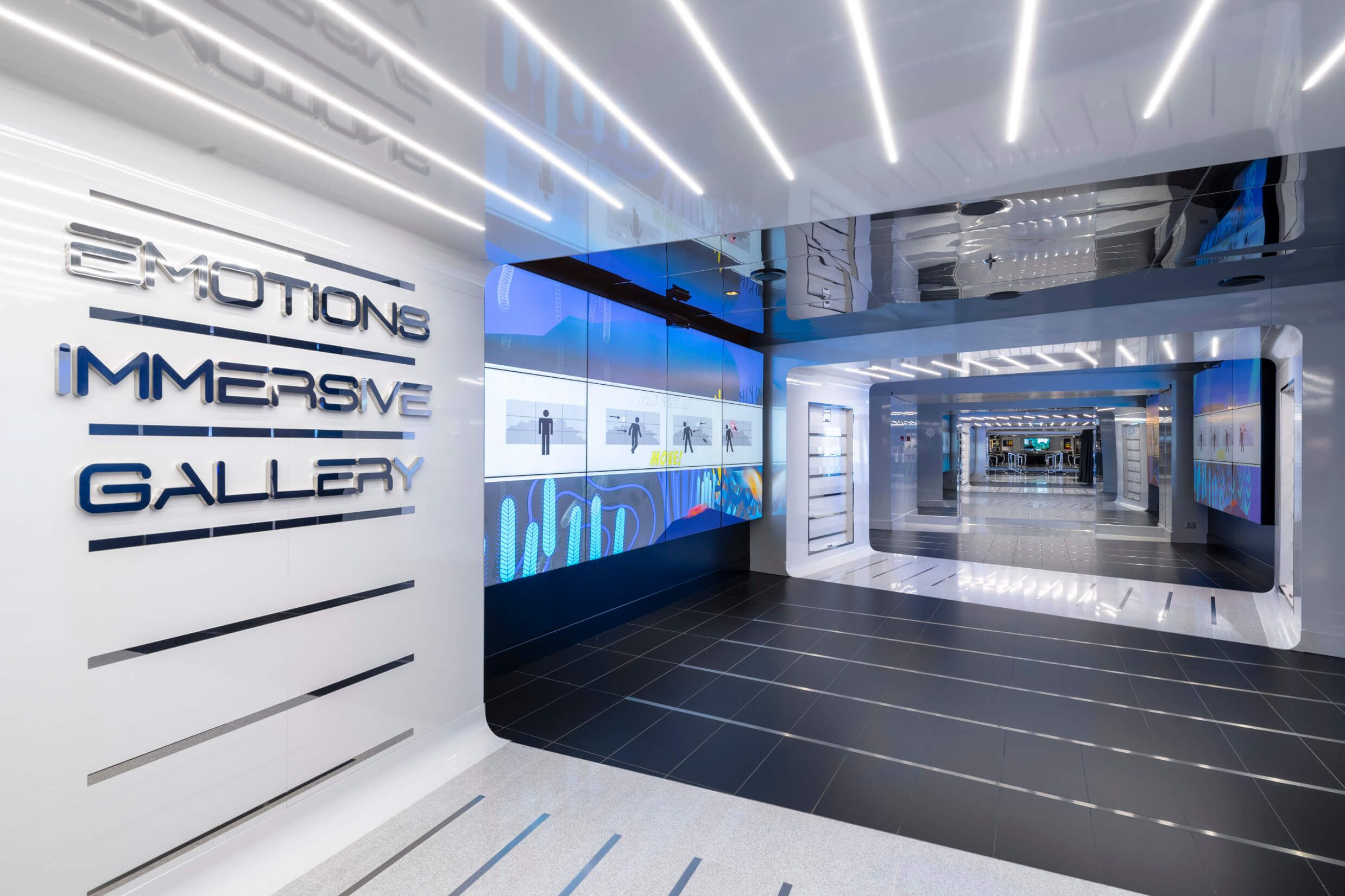 Moderne, helle Galerie mit interaktiven Bildschirmen und minimalistischen Designelementen. Emotionen im Fokus.