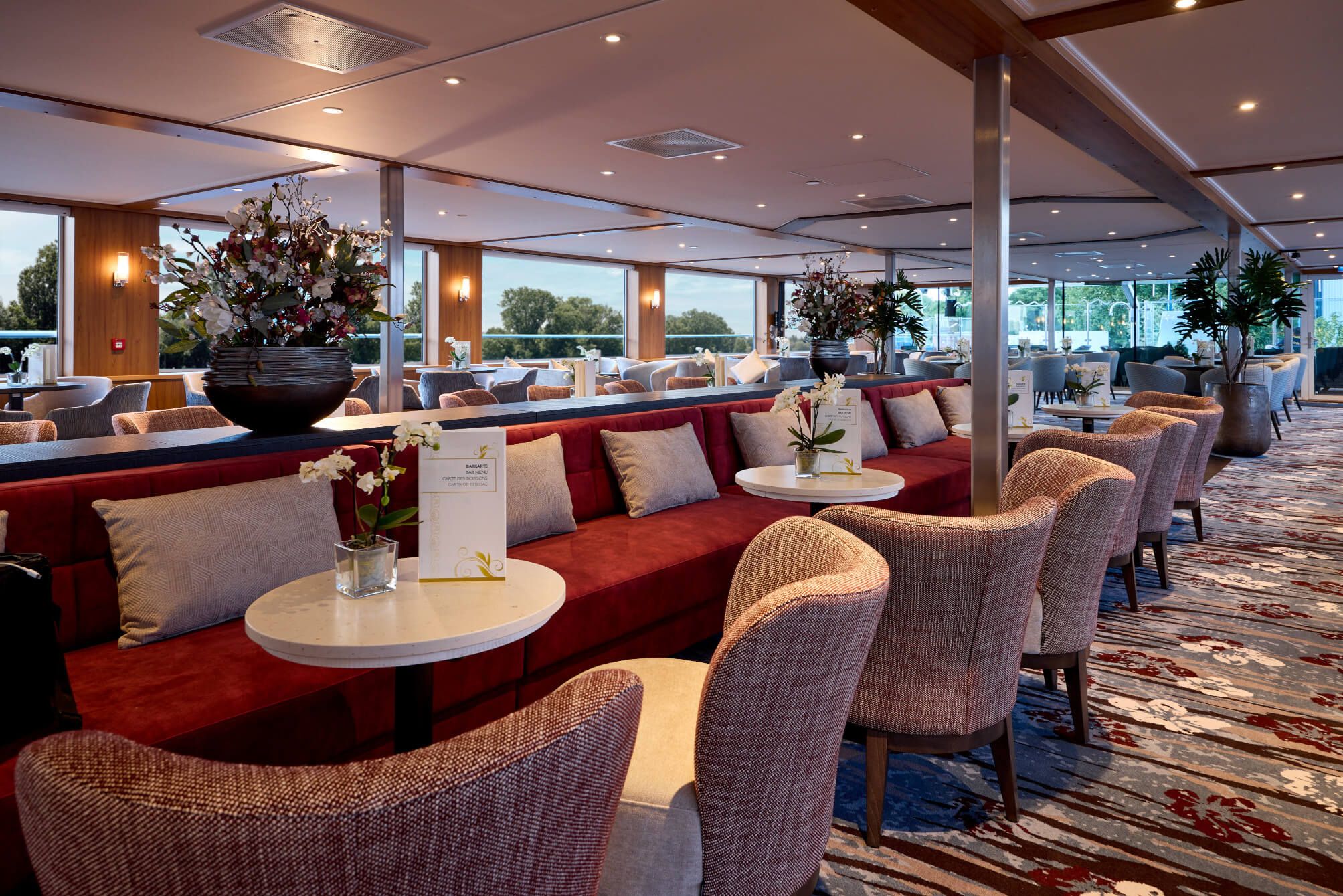 Moderne Lounge mit gemütlichen Sitzplätzen, Pflanzen und schöner Aussicht auf die Umgebung. Elegant und einladend.