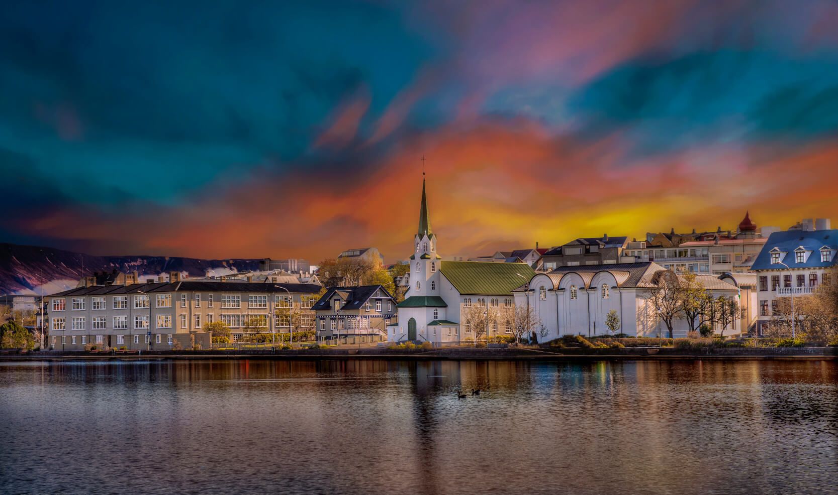 Bunte Abenddämmerung über einer Stadt mit schönen Gebäuden und einer Kirche am Wasser.