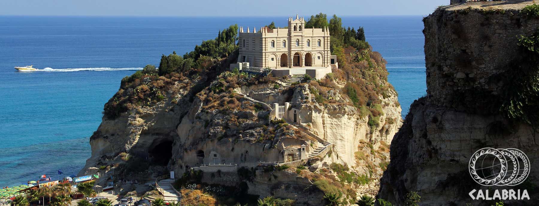 Eindrucksvolle Klippenlandschaft mit einer prächtigen Villa und glitzerndem Wasser in Kalabrien.