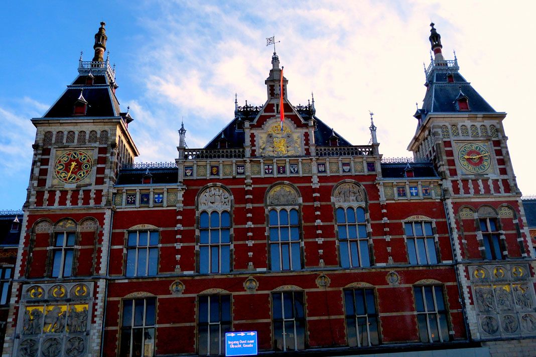 Ein prachtvolles historisches Gebäude mit Türmen, Uhren und reichhaltiger ornamentaler Gestaltung.