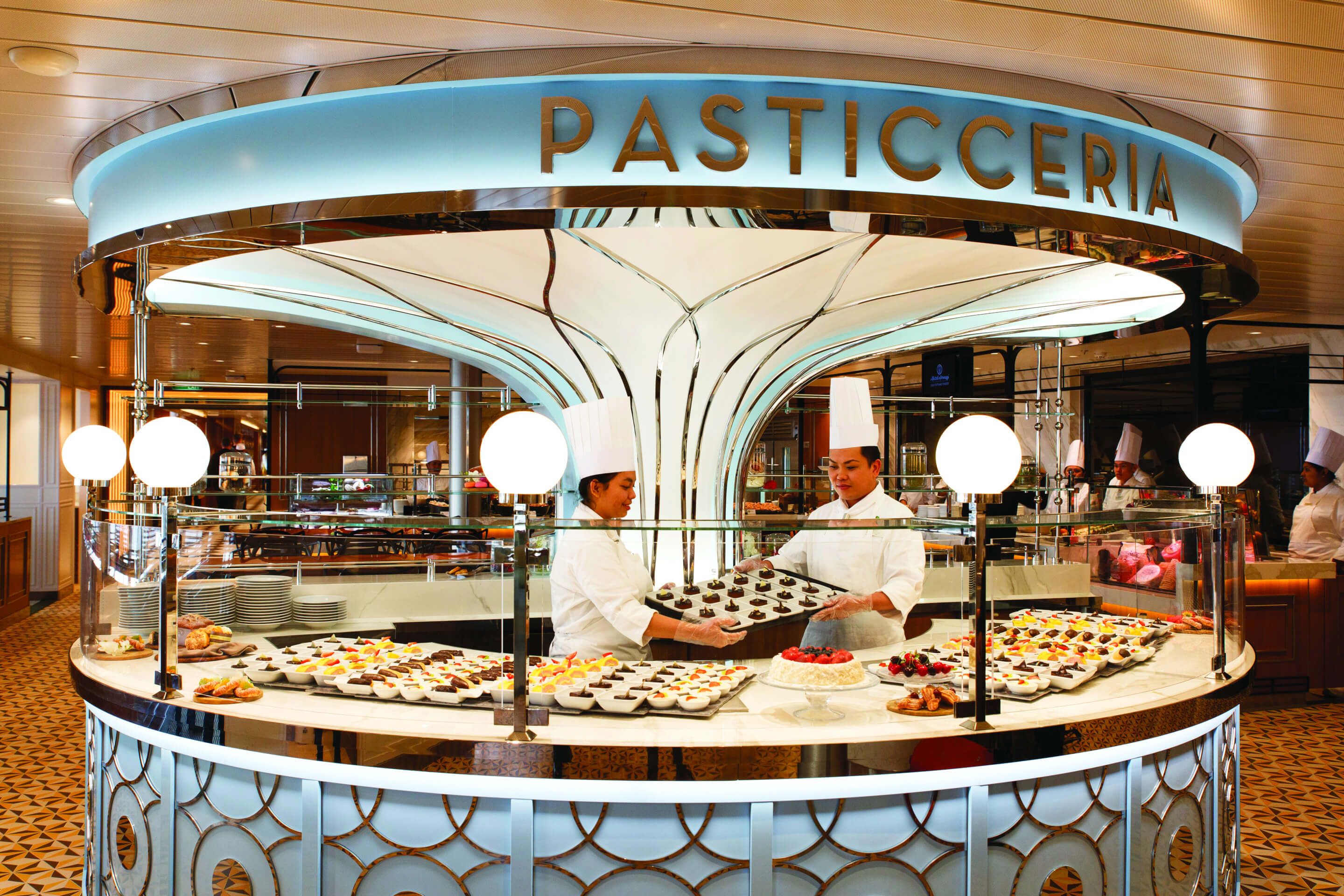 Eine moderne Patisserie mit Köchen, die köstliche Desserts hinter einer eleganten Theke präsentieren.