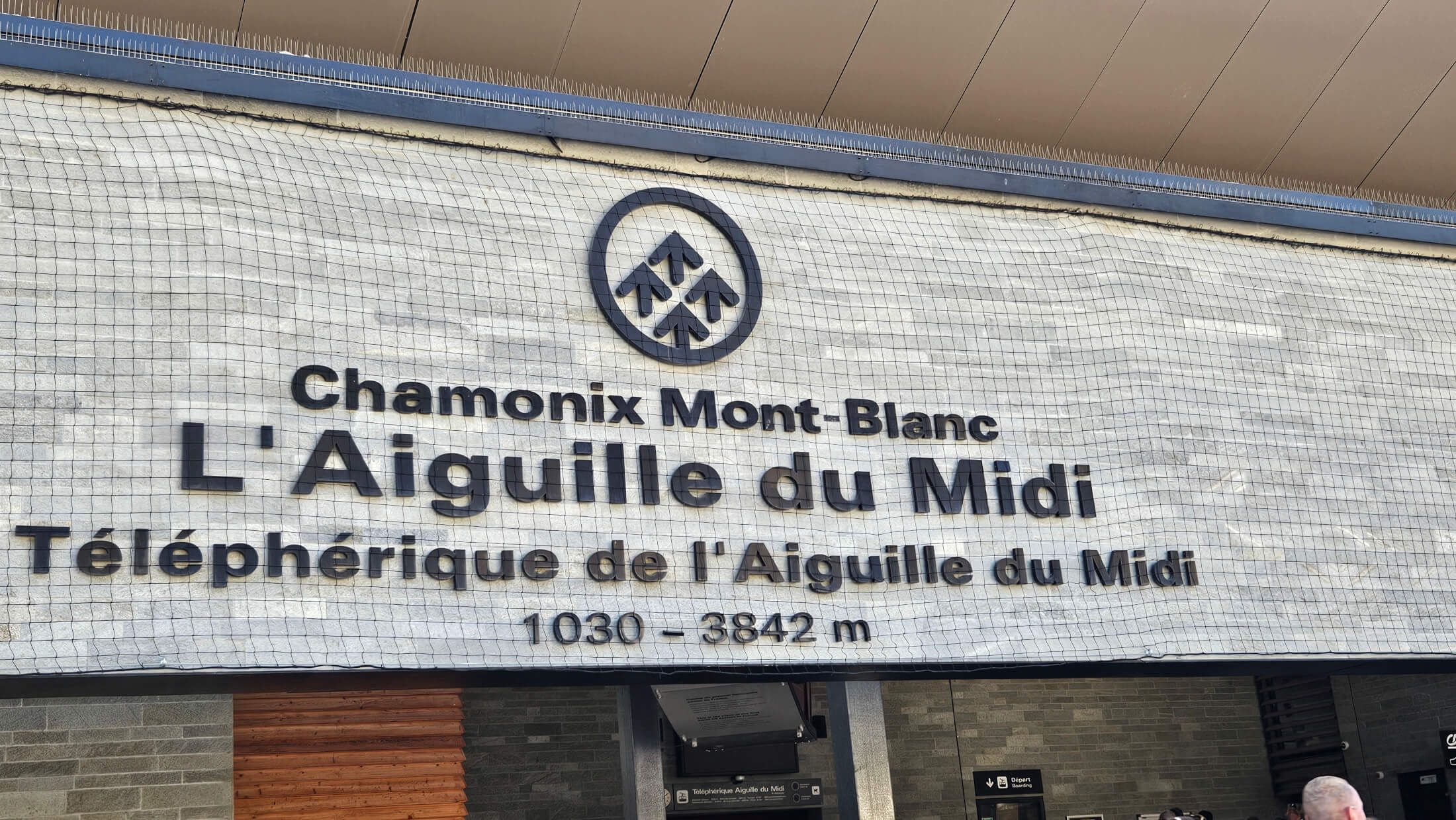 Eingang zur Seilbahn L'Aiguille du Midi in Chamonix Mont-Blanc, Höhe 1030-3842 m, beeindruckende Berglandschaft.